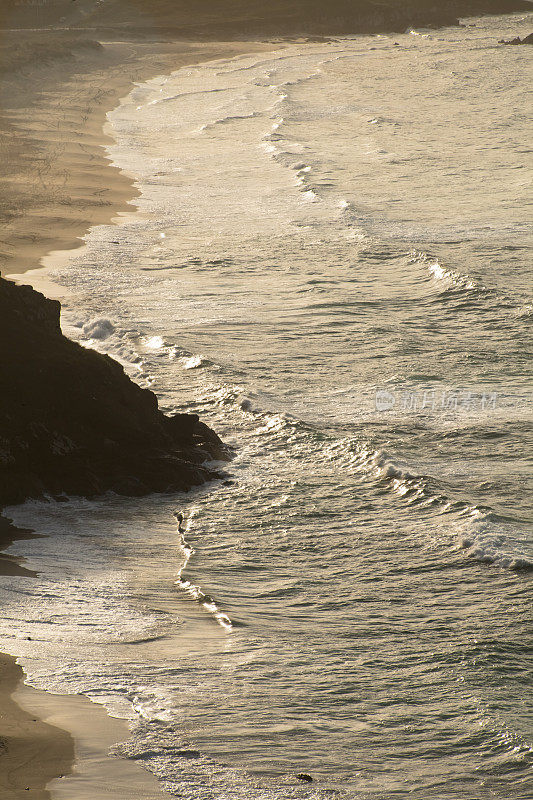 黄昏的海滩是金色的。A Coruña，加利西亚，西班牙。